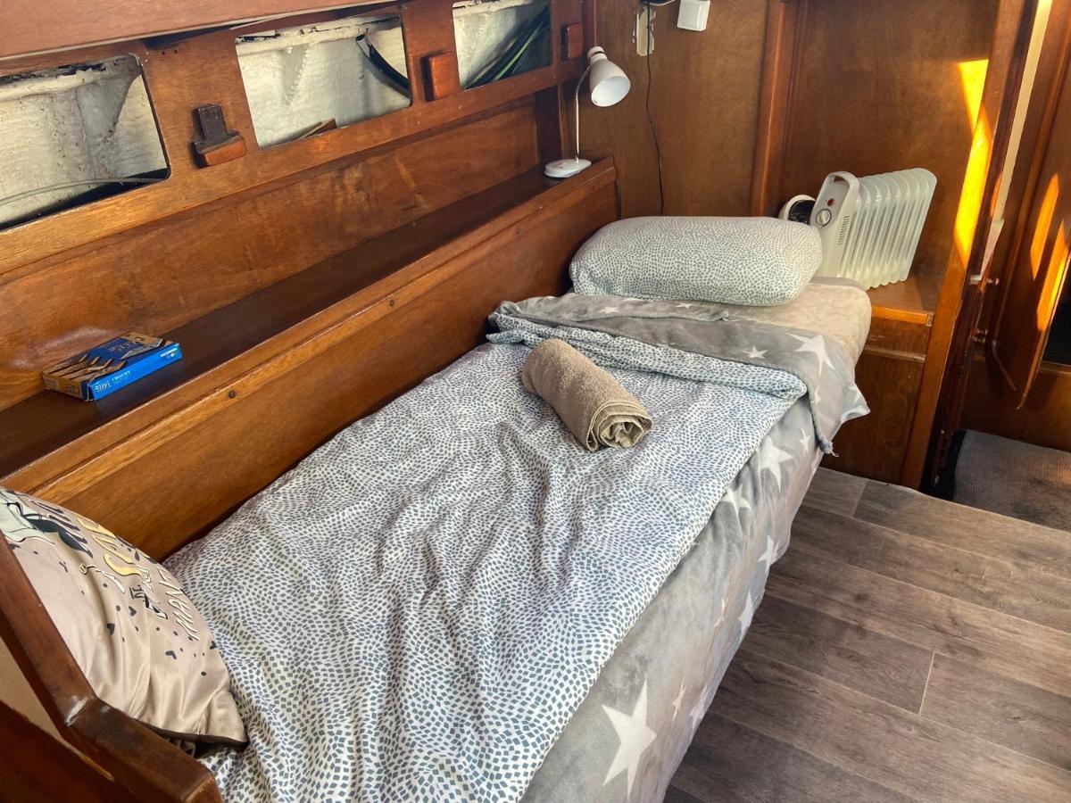 Отель Fantastic Sailing Boat To Sleep In Барселона Экстерьер фото